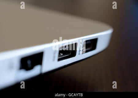 Zwei USB-Laptop Slots Nahaufnahme. Geringe Schärfentiefe. Stockfoto
