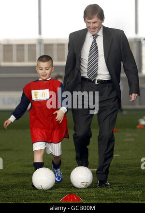 Kenny Dalglish im Toryglen Regional Football Center. Kenny Dalglish bei einem Besuch des Toryglen Regional Football Center in Glasgow. Stockfoto