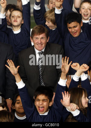 Kenny Dalglish am Toryglen Regionalzentrum Fußball Stockfoto