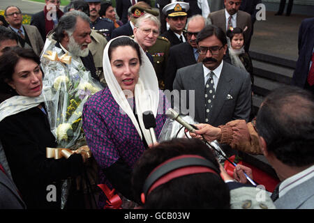 DIE PAKISTANISCHE PREMIERMINISTERIN BENAZIR BHUTTO SPRICHT MIT DEN WARTENDEN MEDIEN NACH IHRER ANKUNFT AM FLUGHAFEN LONDON-S-HEATHROW WIRD SIE DREI TAGE LANG OFFIZIELL ZU BESUCH SEIN. Stockfoto