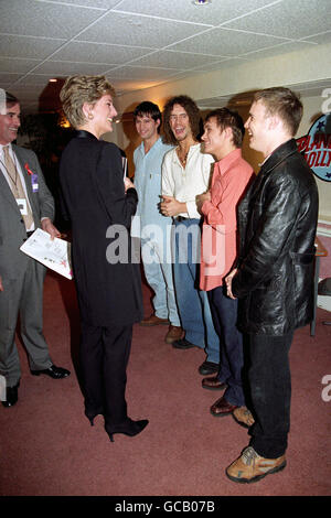 DIE PRINZESSIN VON WALES, DIE SCHIRMHERRIN DES NATIONALEN AIDS-TRUSTS, SPRICHT IN DER WEMBLEY ARENA MIT MITGLIEDERN VON „TAKE THAT“ L-R JASON ORANGE, HOWARD DONALD, MARK OWEN UND GARY BARLOW VOR DEM JÄHRLICHEN „KONZERT DER HOFFNUNG“, DAS AN DEN WELT-AIDS-TAG ERINNERT. WPA-ROTA. Stockfoto