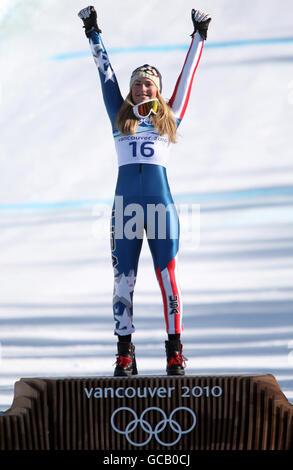 Lindsey Vonn aus den USA feiert bei der Blumenzeremonie nach dem Gewinn des Ladies Downhill Wettbewerbs in Whistler Creekside, Whistler, Kanada. Stockfoto