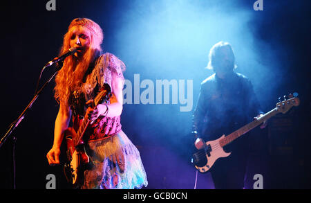 Courtney Love tritt mit ihrer Band Hole im Shepherds Bush Empire in London auf. Stockfoto