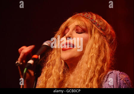 Courtney Love tritt mit ihrer Band Hole im Shepherds Bush Empire in London auf. Stockfoto