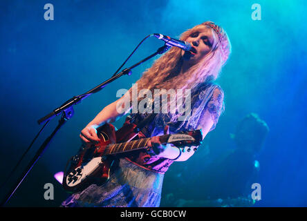 Courtney Love tritt mit ihrer Band Hole im Shepherds Bush Empire in London auf. Stockfoto