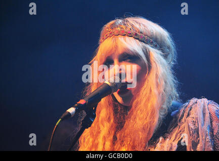 Courtney Love tritt mit ihrer Band Hole im Shepherds Bush Empire in London auf. Stockfoto