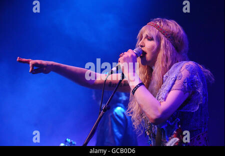 Courtney Love tritt mit ihrer Band Hole im Shepherds Bush Empire in London auf. Stockfoto