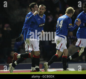 Kris Boyd (Mitte) der Rangers feiert das Tor mit seinen Teamkollegen während des Scottish Cup Fifth Round Replay in Ibrox, Glasgow. Stockfoto