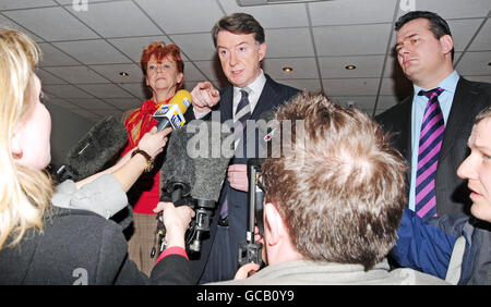 Regionale Kabinettssitzung. Wirtschaftsminister Lord Mandelson spricht bei einer Pressekonferenz im Corus-Werk in Redcar mit den Medien. Stockfoto
