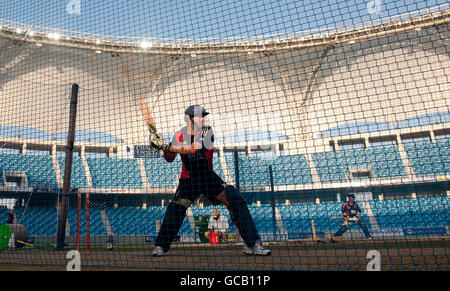 Englands Luke Wright Fledermäuse während einer Netzsitzung in Dubai Sports City, Dubai. Stockfoto