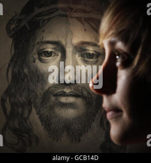 Die Mitarbeiterin der Galerie, Clare McCormack, vor einem Stich mit dem Titel „Head of Christ: The Sudarium or Veil of St Veronica 1619“ von Claude Mellan, Teil der Kunstsammlung des Grafikers in der National Gallery of Scotland, Edinburgh. Stockfoto