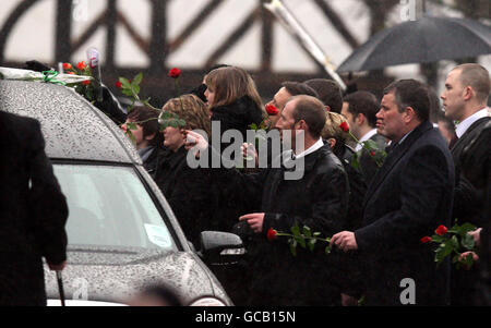 Trauernde legen Blumen auf die Leichenwagen mit den Särgen von fünf in Afghanistan getöteten Soldaten werden durch Wootton Bassett, Wiltshire, gefahren. Stockfoto