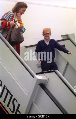 DATEI BILD VOM 26/10/93 VON TIGGY LEGGE-BOURKE, NANNY VON PRINZ WILLIAM UND PRINZ HARRY. BILD ZEIGT IHRE ANKUNFT AM FLUGHAFEN HEATHROW NACH EINEM FLUG AUS ABERDEEN Stockfoto