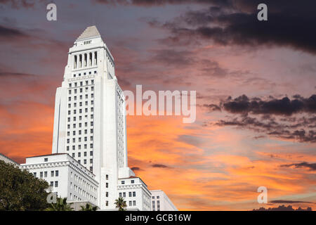 Die Innenstadt von Los Angeles Rathaus mit Sonnenaufgang Himmel. Stockfoto