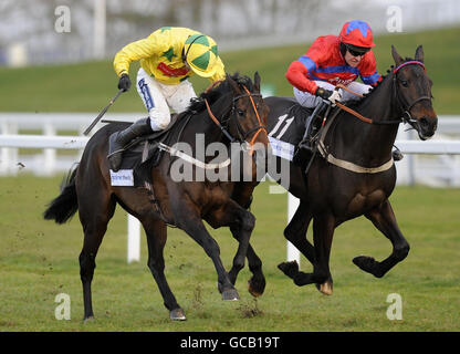 Sprinter Sacre und Barry Geraghty (rechts) halten King of the Night und Ruby Walsh ab, um beim Betfair Ascot Chase Day auf der Ascot Racecourse in Bergshire das Gardiner & Theobald Standard Open National Hunt Flat Race zu gewinnen. Stockfoto