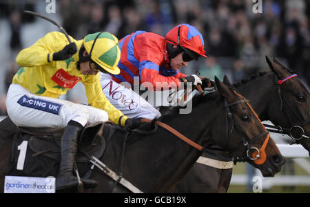 Sprinter Sacre und Barry Geraghty (rechts) halten King of the Night und Ruby Walsh ab, um beim Betfair Ascot Chase Day auf der Ascot Racecourse in Bergshire das Gardiner & Theobald Standard Open National Hunt Flat Race zu gewinnen. Stockfoto