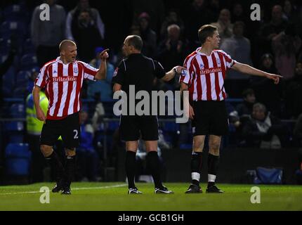 Fußball - Barclays Premier League - Portsmouth gegen Stoke City - Fratton Park. Andy Wilkinson (links) von Stoke City zeigt sich gegenüber dem Schiedsrichter Mike Dean, nachdem er wegen eines zweiten buchbaren Vergehens entlassen wurde Stockfoto