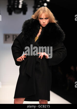 PPQ Catwalk - London Fashion Week. Ein Modell auf der Piste auf der PPQ-Laufsteg-Show während der London Fashion Week. Stockfoto