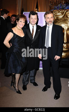 Lorraine Ashbourne, Andy Serkis (Mitte) und Christoph Waltz treffen bei der Pre-BAFTA Party in Aspreys in London ein. Stockfoto