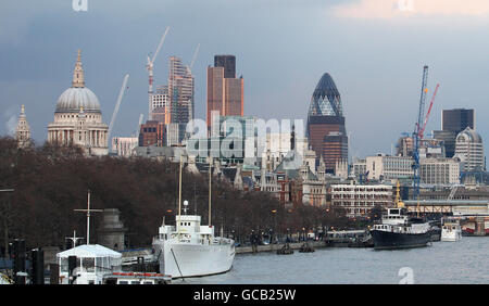 Der noch im Bau befindliche Heron Tower (Mitte links) bei 110 Bishopsgate in London ist zum höchsten Gebäude auf der Quadratmeile der Hauptstadt geworden und wird nach Fertigstellung 246 Meter hoch sein. Stockfoto