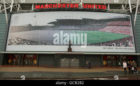 Ein Plakat auf der Osttribüne des Stadions von Manchester United zeigt eine Montage der alten und neuen Version des Bodens in Old Trafford, Manchester. Stockfoto