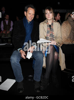 Richard E Grant (links) und Tochter Olivia besuchen die Herbst/Winter 2010 Jasper Conran Catwalk Show während der London Fashion Week im BFC Show Space im Somerset House, im Zentrum von London. Stockfoto