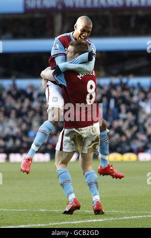 Ashley Young von Aston Villa feiert mit Teamkollege HJames Milner (Nummer 8), nachdem er ihre Seiten Ausgleich Tor erzielt Stockfoto