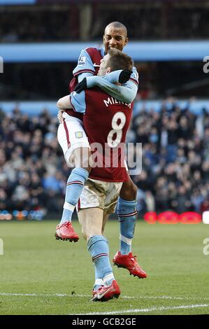 Ashley Young von Aston Villa feiert mit Teamkollege James Milner (Nummer 8), nachdem er ihre Seiten Ausgleich Tor erzielt Stockfoto