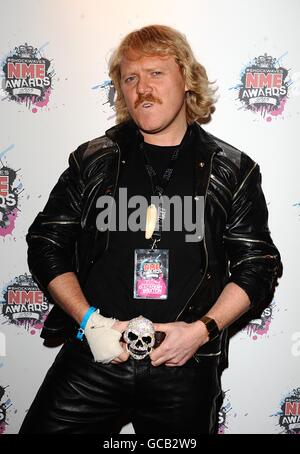 NME Awards 2010 - Ankunft - London. Leigh Francis bei der Ankunft für die Shockwaves NME Awards 2010 in der O2 Academy, Brixton, London Stockfoto