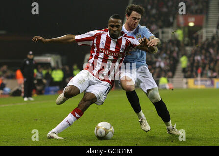 Ricardo Fuller von Stoke City (links) und Wayne Bridge von Manchester City kämpfen während des Spiels der fünften Runde des FA Cup im Britannia Stadium, Stoke, um den Ball. Stockfoto