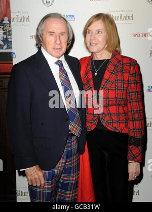 Sir Jackie Stewart und Lady Stewart treffen ein, bevor der Gewinner des Johnnie Walker Blue Label Great Scot Award in Boisdale of Belgravia, London, bekannt gegeben wird. Stockfoto