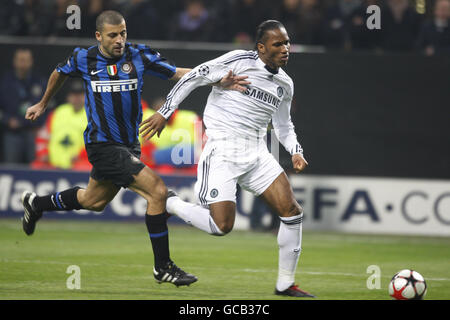 Fußball - UEFA Champions League - 16. Runde - Erstes Bein - Inter Mailand gegen Chelsea - Stadio Giuseppe Meazza. Walter Samuel von Inter Mailand (links) fordert den Chelsea-Spieler Didier Drogba während des UEFA Champions League-Spiels im San Siro, Mailand, Italien, heraus. Stockfoto