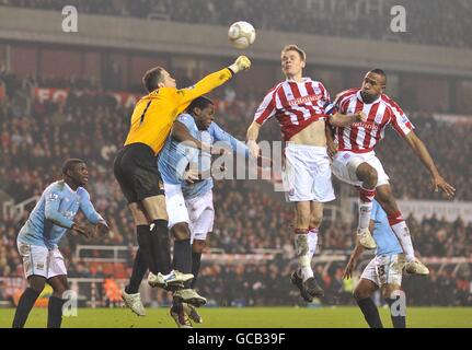 Ryan Shawcross von Stoke City (2. Rechts) Erzielt den zweiten Treffer als Manchester City Torwart Shay (2. Links) versucht, einen Speicherversuch zu machen Stockfoto