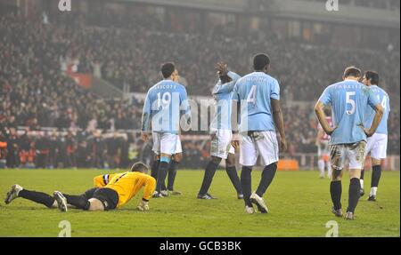 Fußball - FA Cup - Fünfte Runde Replay - Stoke City / Manchester City - Britannia Stadium. Die Spieler von Manchester City gehen niedergeschlagen weg, nachdem Ryan Shawcross von Stoke City ihr zweites Tor erzielt hat Stockfoto