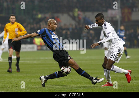 Inter Mailands Sisenando Maicon (links) und Chelsea's Salomon Kalou kämpfen während des UEFA Champions League-Spiels im San Siro, Mailand, Italien, um den Ball. Stockfoto