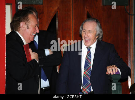 Andrew Neil und Sir Jackie Stewart teilen sich einen Witz während des Johnnie Walker Blue Label Great Scot Award im Boisdale of Belgravia, London. Stockfoto