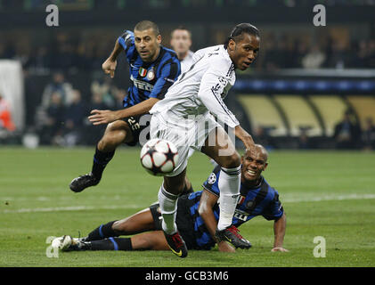 Chelsea's Didier Drogba (Mitte) in Aktion mit Inter Mailands Sisenando Maicon (rechts) und Walter Samuel während des UEFA Champions League-Spiels im San Siro, Mailand, Italien. Stockfoto