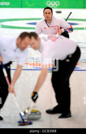 Großbritannien skip David Murdoch (TOP) beobachtet sein Team während der Olympischen Winterspiele 2010 im Vancouver Olympic Centre, Vancouver, Kanada, beim Curling Play Off gegen Schweden. Stockfoto