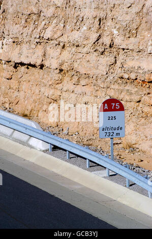 Meilenstein unter Angabe der Höhe der Autobahn A75 durch Millau in Südfrankreich Stockfoto