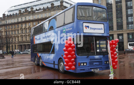 Ein neuer 'Healthy Heart Bus' in George Square in Glasgow, der Bus bietet kostenlose Herz-Check-ups für Postkutschenpersonal. Stockfoto