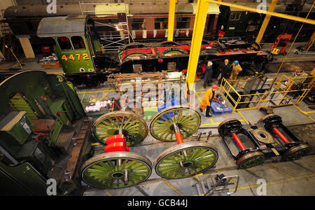 Teile der Lokomotive füllen den Arbeitsbereich, da die Flying Scotsman Dampflokomotive in den Werkstätten des National Railway Museum in York restauriert wird. Stockfoto