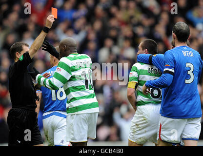 Scott Brown von Celtic (zweite rechts) wird nach einem Zwischenfall mit Kyle Lafferty von den Rangers (nicht abgebildet) während des Clydesdale Bank Premier League-Spiels im Ibrox Stadium, Glasgow, abgeschickt. Stockfoto