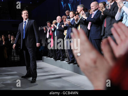 Der konservative Parteiführer David Cameron wird nach Beendigung seiner Rede auf dem Spring Forum der Konservativen Partei in Brighton, East Sussex, begrüßt. Stockfoto