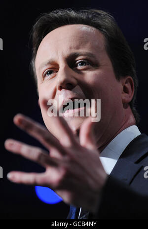 Der konservative Parteiführer David Cameron hält seine Rede auf dem Conservative Party Spring Forum in Brighton, East Sussex. Stockfoto