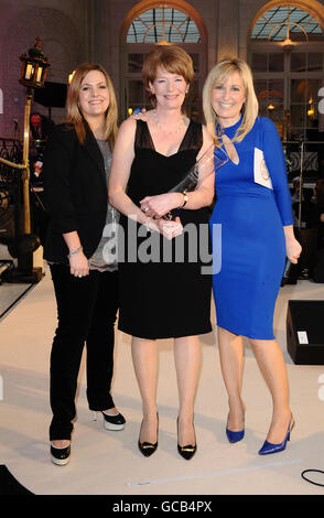 Dianne Preston aus Colne Lancashire, nachdem sie den Caring Mom of the Year Award von Jo Joyner (links) und Fiona Phillips bei den Tesco Magazine Mom of the Year Awards im Waldorf Hotel in London gewonnen hatte. Stockfoto