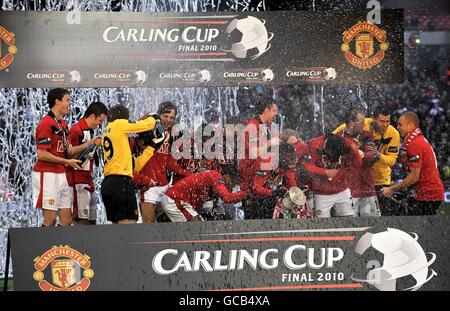 Fußball - Carling Cup - Finale - Manchester United / Aston Villa - Wembley Stadium. Das Team von Manchester United feiert den Sieg im Carling Cup Stockfoto