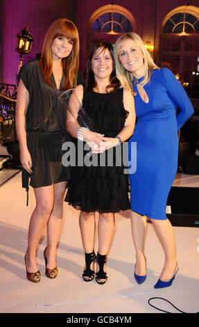 Lynsey Findlay aus East Lothian in Schottland, nachdem sie den selbstlosen Mom of the Year Award von Patsy Palmer und Fiona Phillips (rechts) bei den Tesco Magazine Mom of the Year Awards im Waldorf Hotel in London gewonnen hatte. Stockfoto