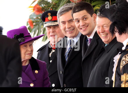 Die britische Königin Elizabeth II. Spricht mit Premierminister Gordon Brown, Außenminister David Miliband (Mitte) und Innenminister Alan Johnson (rechts) während einer feierlichen Begrüßung des südafrikanischen Präsidenten Jacob Zuma auf der Horse Guards Parade in London zu Beginn des dreitägigen Staatsbesuchs des Präsidenten. Stockfoto