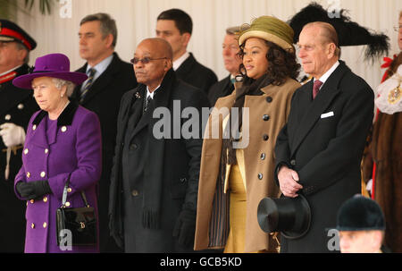 (Von links) die britische Königin Elizabeth II., der südafrikanische Präsident Jacob Zuma, seine Frau Tobeka Madiba Zuma und der Herzog von Edinburgh bei der feierlichen Begrüßung auf der Horseguards Parade in London im Rahmen seines dreitägigen Staatsbesuchs in Großbritannien. Stockfoto