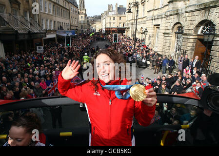 Amy Williams posiert für Fotografen während der Olympischen Winterspiele Bus Parade rund um Bath. Stockfoto
